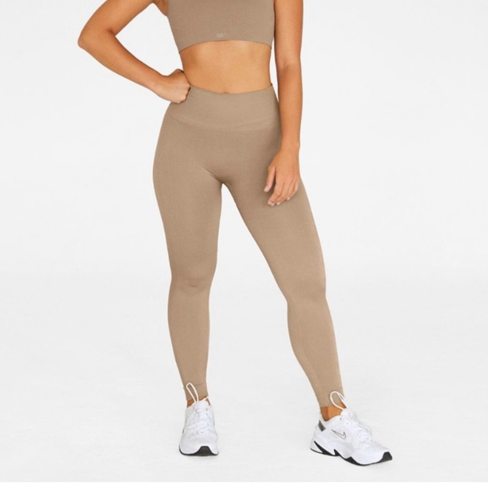 NWT Set Active Leggings in Sand color! Size M.